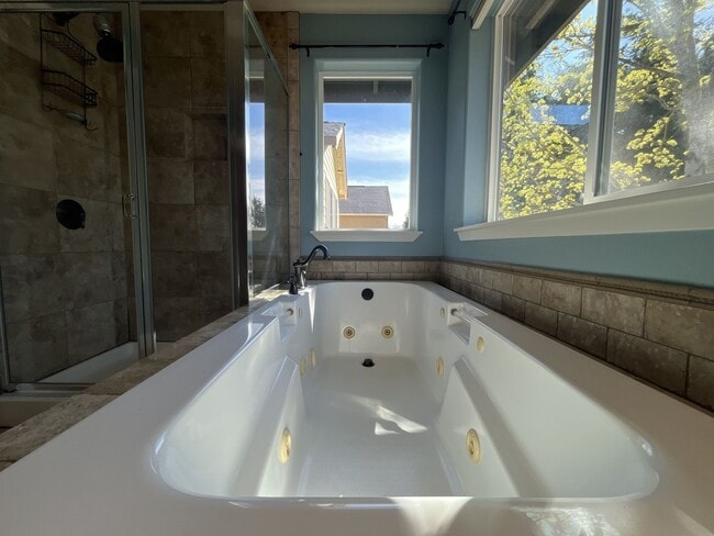 Building Photo - Beautiful 5 Bedroom Home + Office with Grand Entry, Gourmet Kitchen & Private Backyard