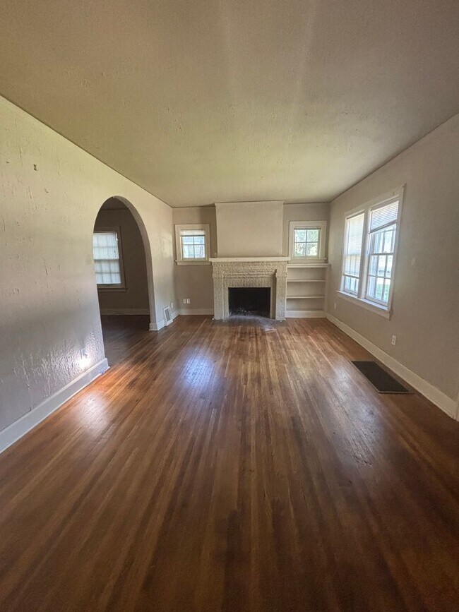 Building Photo - 3 Bedroom, 3 Bathroom Home Available  2-Car Garage & Spacious Living Near WSU.