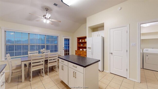 Building Photo - 810 Camellia Ct