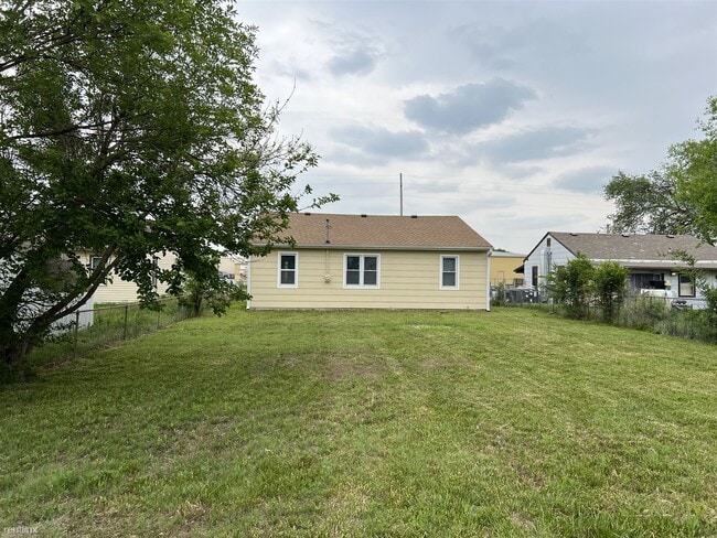 Building Photo - 3 br, 1 bath House - 1725 S Saint Clair Ave