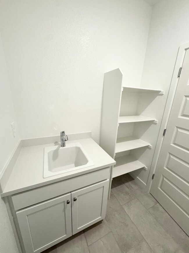 Building Photo - 5372 Island Yacht Wy