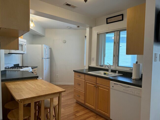 Building Photo - 407 36th St S