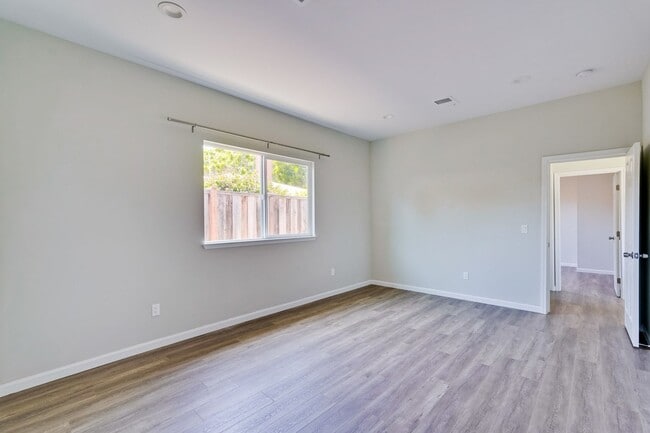 Building Photo - Excellent 2 bed 1 Bath ADU