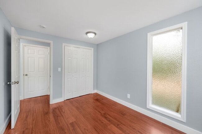 Building Photo - 2 bedroom available soon ! Apply Now!!