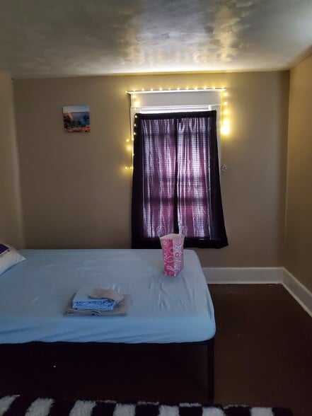 Building Photo - 528 W 4th St