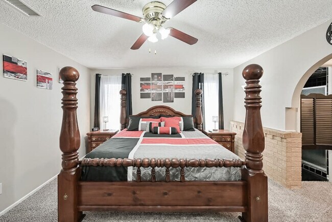 Building Photo - 1712 Meadowlane Terrace