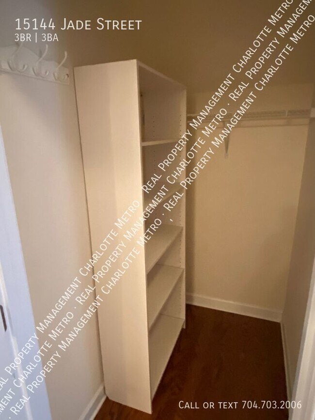 Building Photo - GORGEOUS 3 BR Townhome in the Heart of Bal...