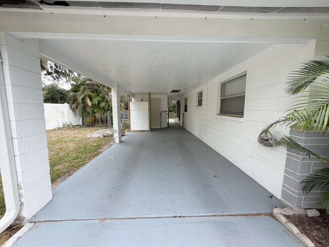 Building Photo - "Charming 2-Bedroom Duplex Retreat in New Port Richey - Perfect for Cozy Living!"