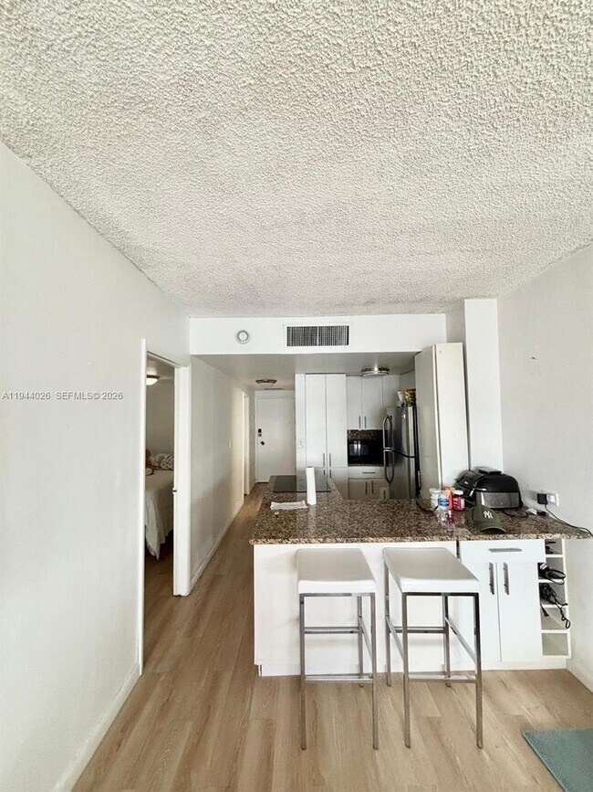 Building Photo - 999 Brickell Bay Dr