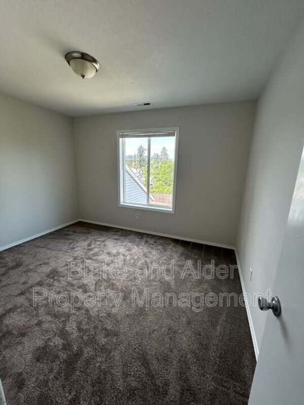 Building Photo - 5609 SE 117th Ave