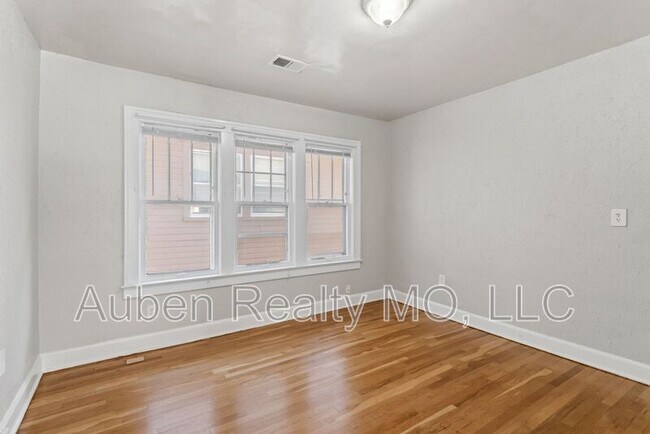 Building Photo - 5305 Charlotte St