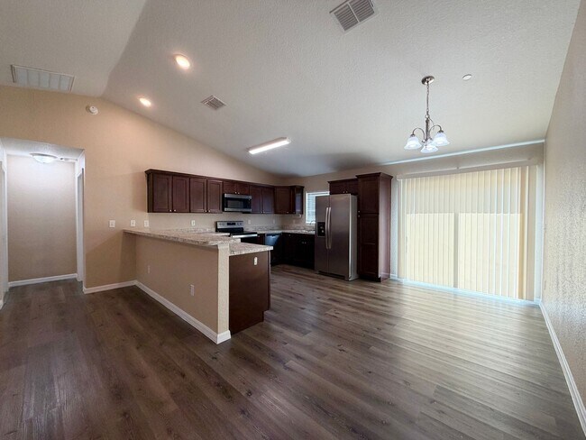 Building Photo - Desirable SE Neighborhood - 3/2/2 Silver Spring Shores **Available NOW**