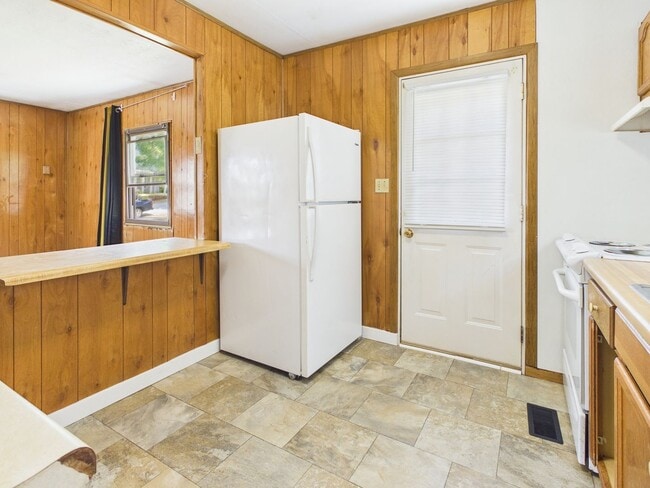 Building Photo - 711 W 3rd Ave