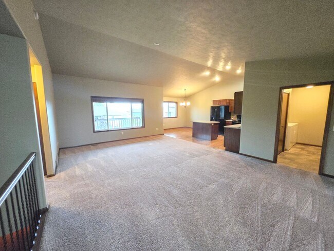 Building Photo - Spacious 3 Bed 2 Bath Twinhome | East Siou...