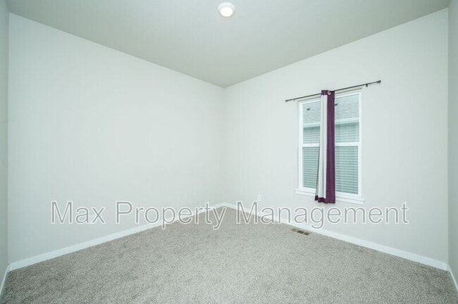 Building Photo - 425 SE Willow Run Ln