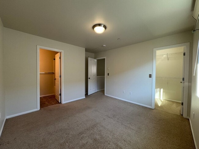 Building Photo - 2 Bed, 3 Bath in Cordata Neighborhood