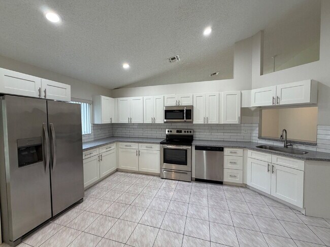 Building Photo - Beautiful Home with Large Great Room!