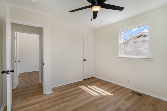 Building Photo - 122 Brookside Dr