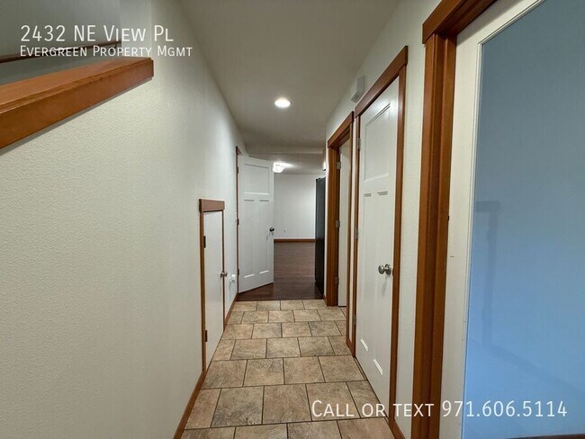 Building Photo - 2432 NE View Pl