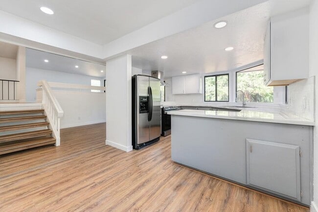 Building Photo - 23986 Oakmont Way