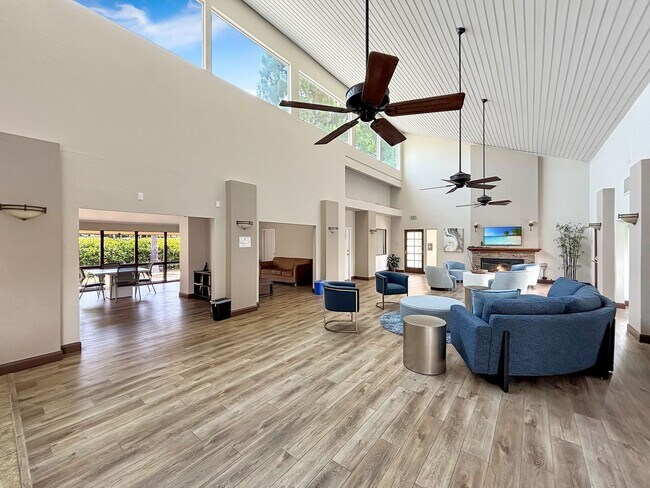Building Photo - Upgraded 1B/1BA Condo in La Jolla W/ Parki...
