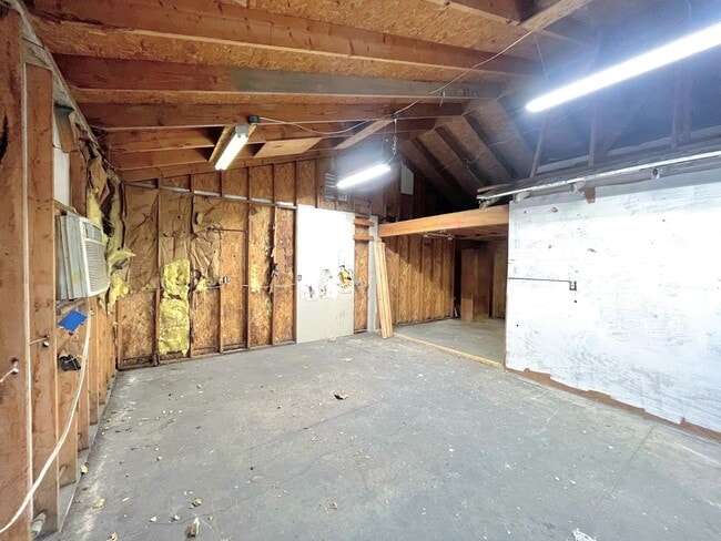 Building Photo - Bungalow Style 3 bed 2 bath home