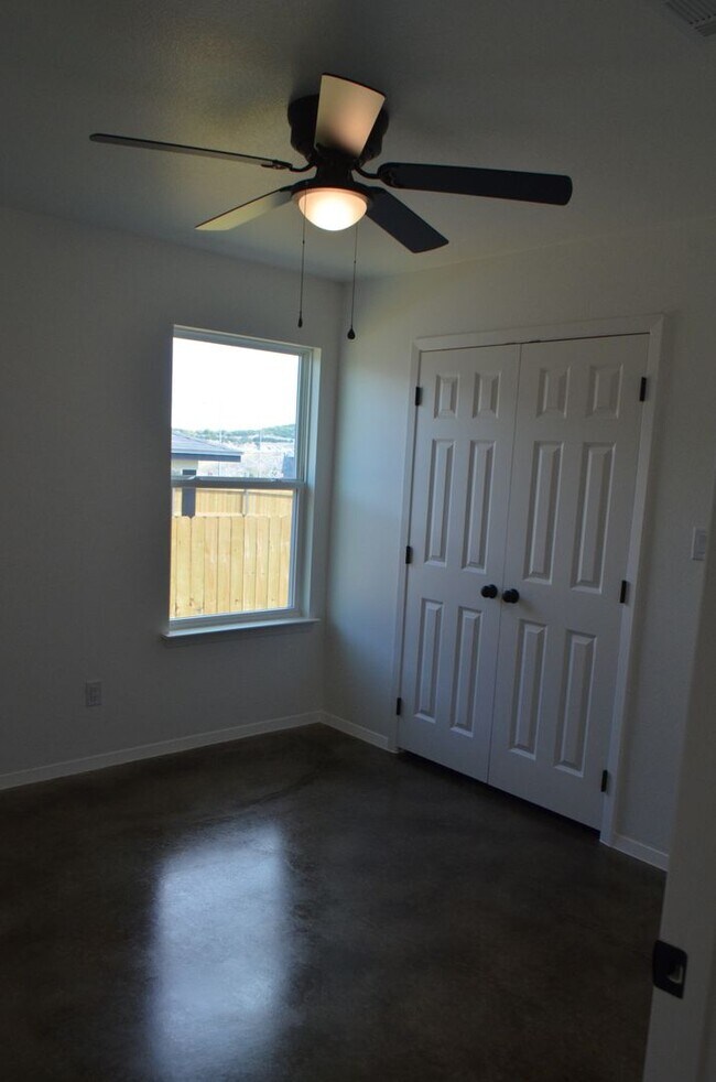 Building Photo - 983 Cline Dr