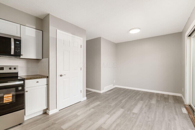 Building Photo - 1865 Willoway Cir N