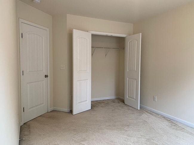 Building Photo - Beautiful 3 Bedroom Townhome in Raleigh near beautiful park! Apply Now!