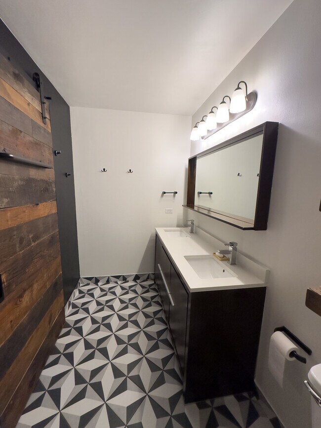 Building Photo - 701 W Jackson Blvd