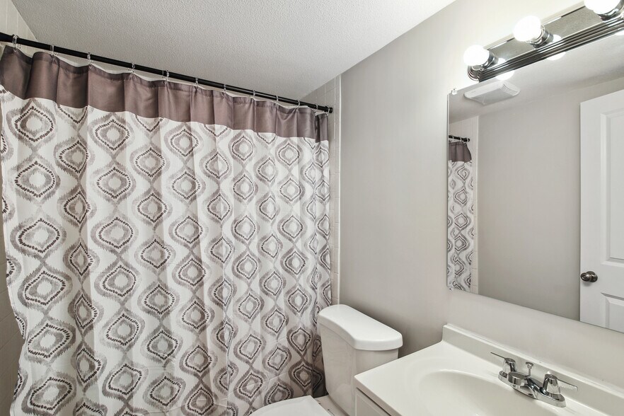 Full Bathroom - 1110 E Walnut St