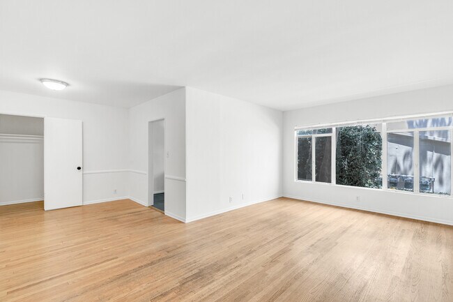 Building Photo - 357 S Elm Dr