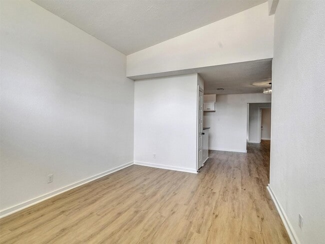 Building Photo - 5627 Southbrook Dr