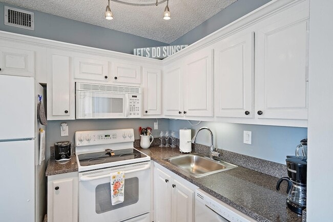 Building Photo - 353 S US Hwy 1