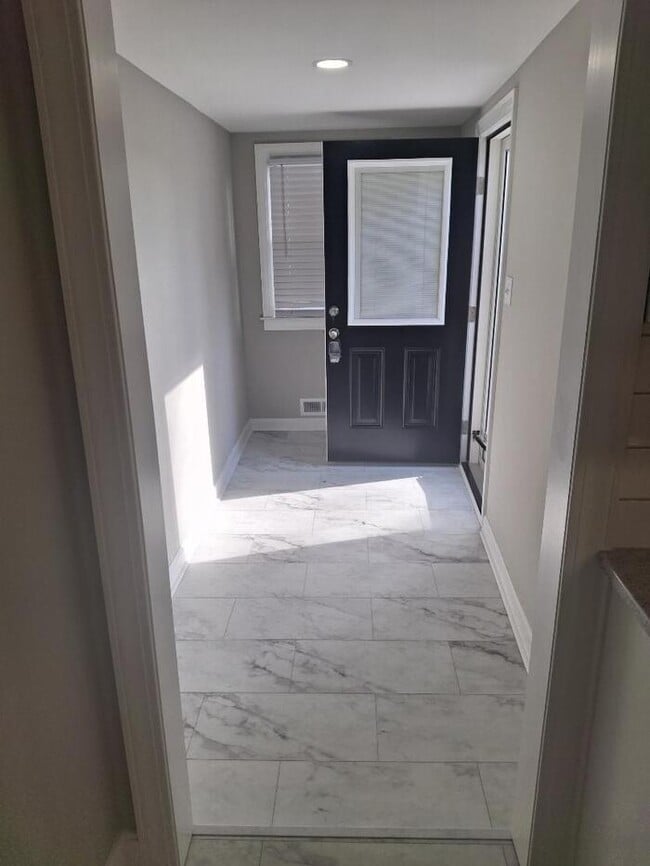 Building Photo - 3 Bedroom 2 Bath