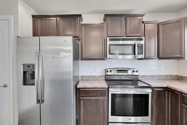 Building Photo - $2,495.00 3-bedroom, 2.5-bathroom in Color...