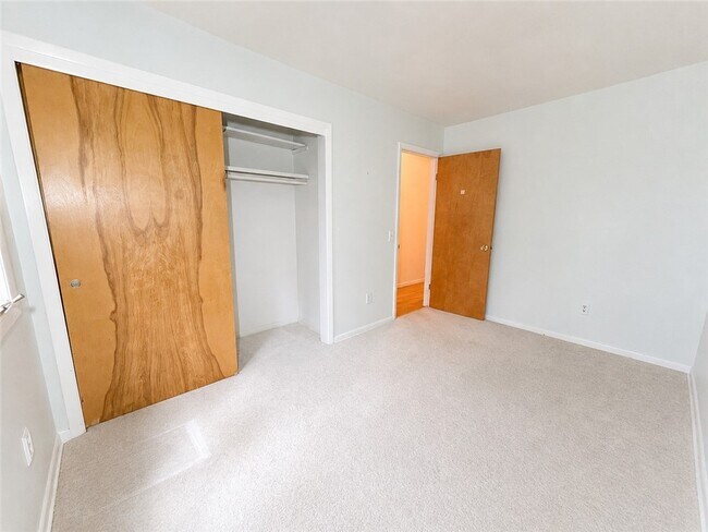 Building Photo - 142 Burleigh Dr
