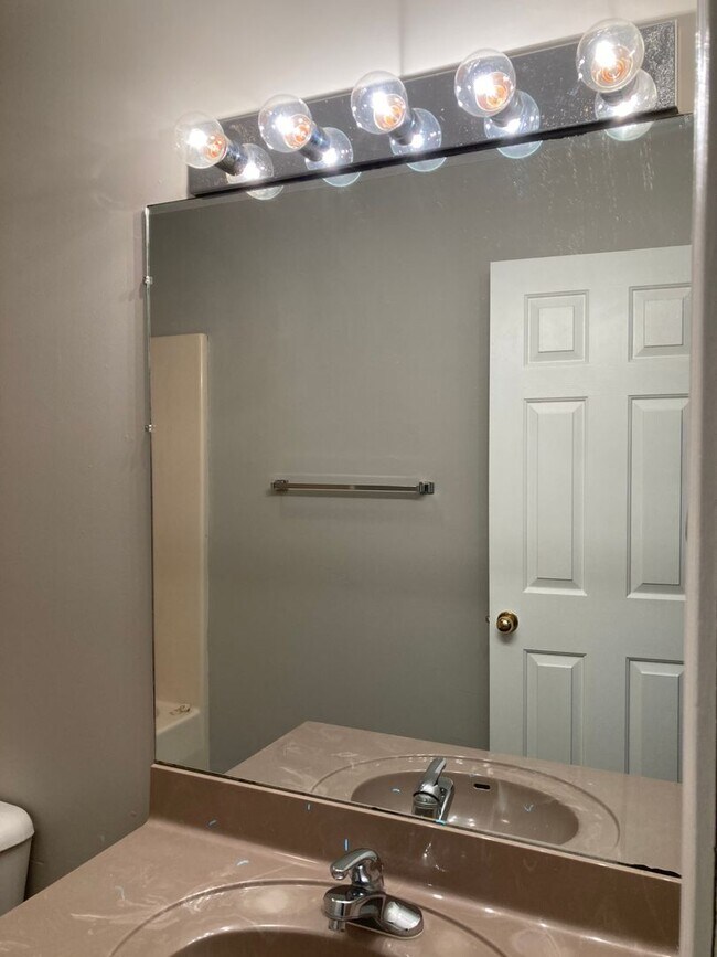 Building Photo - 3 Bedroom, 1.5 bath Home