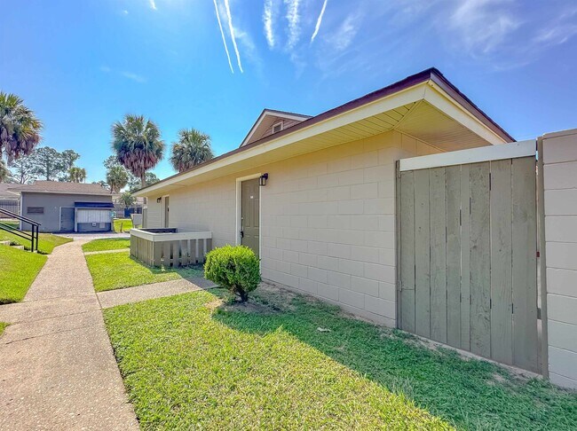 Building Photo - 2241 W Pensacola St