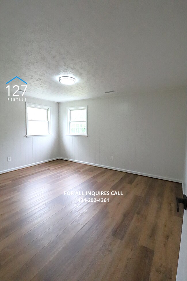 Building Photo - Fully Renovated 2-Bedroom Apartment in Convenient Location!