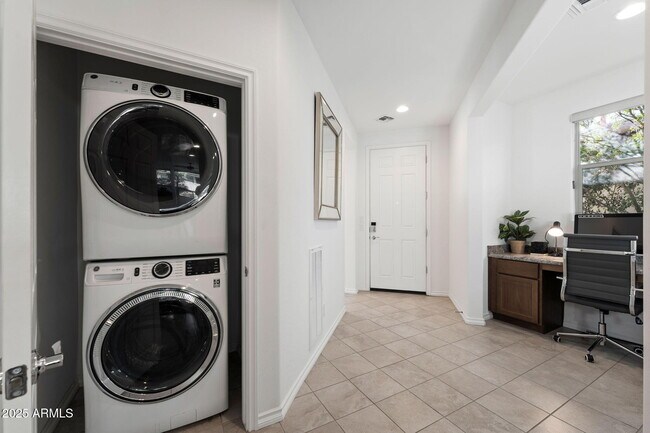 Building Photo - 678 E Cobble Stone Dr