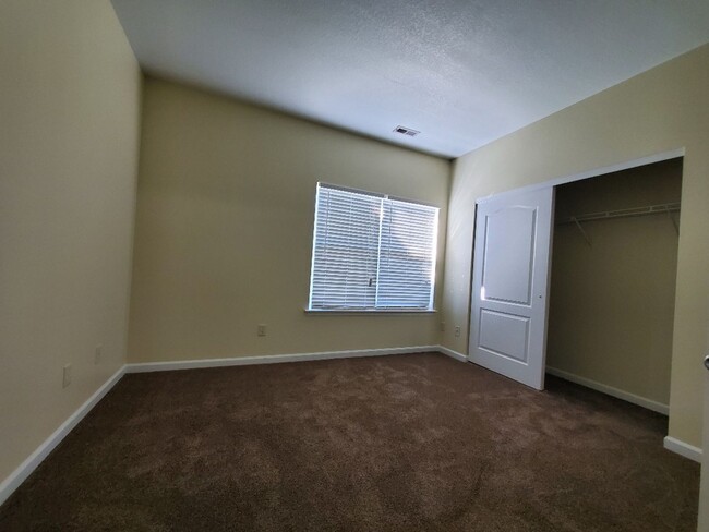 Building Photo - Move-In Ready 3BR Home with Great Living S...