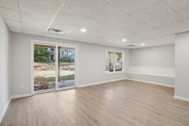 Building Photo - Available mid February - Fully Renovated 3B/2.5B Townhome in West Chester!