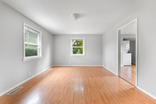 Building Photo - 2 Bedroom, 1 Bathroom Available!