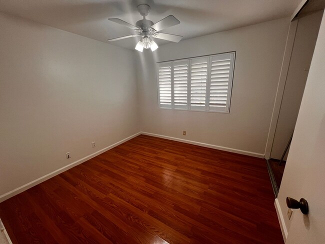 Building Photo - Great court location, close to schools, sh...