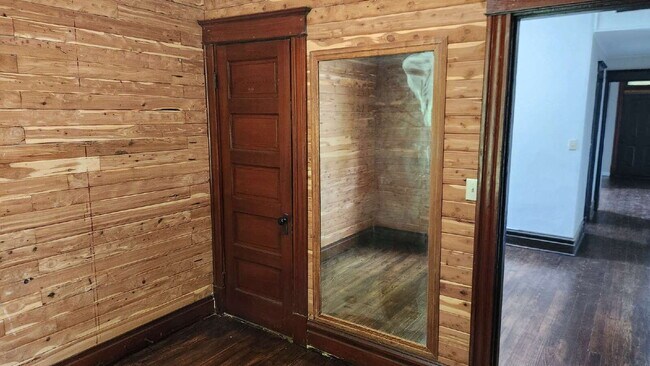 Building Photo - "Spacious 5-Bedroom Gem with 2 Full Baths in St. Louis – Your Ideal Family Home Awaits!"