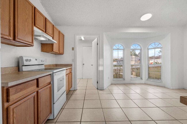 Building Photo - 3BR, 2BA available now in Silver Springs Shores