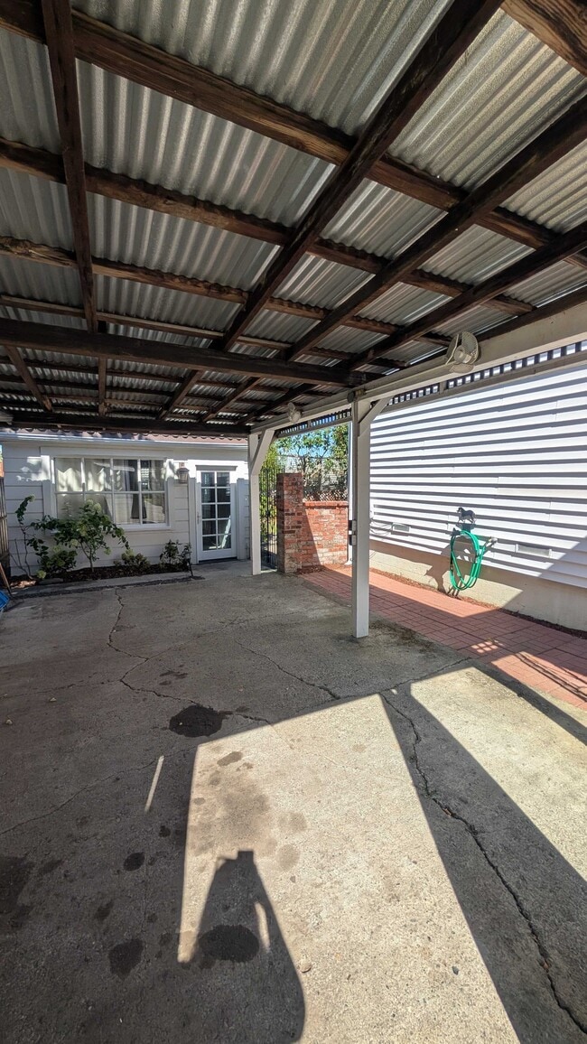 Building Photo - 829 Pordon Ln