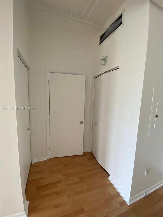 Building Photo - 10 SW South River Dr