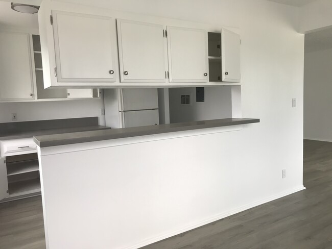 Kitchen with granite counters - 4014 Bemis St